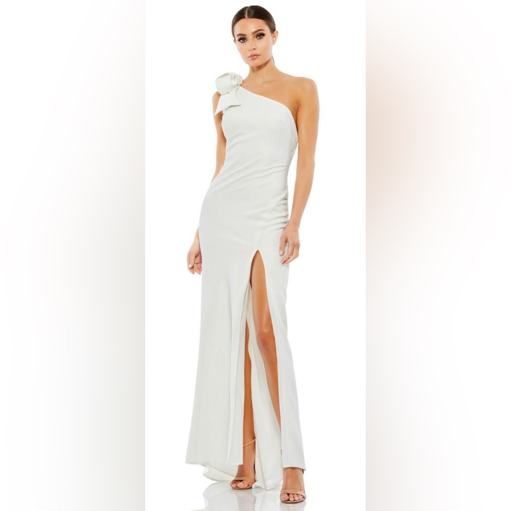 IEENA FOR MAC DUGGAL 26665
Bow One Shoulder Side Slit Gown - White Sz 10